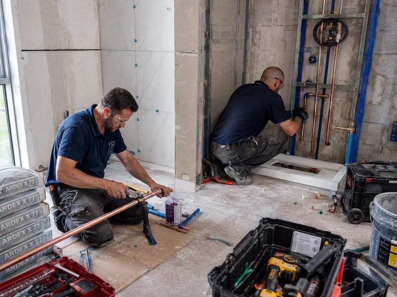 Plombiers préparant les canalisations d’une salle de bain